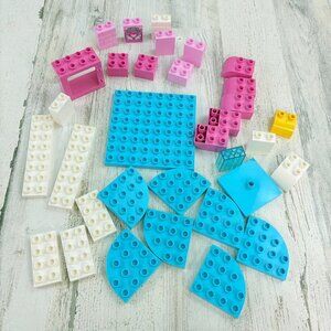 LEGO DUPLO Disney MINNIE MOUSE BOW-TIQUE  10844 Pieces Incomplete